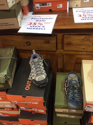 Trek & Travel by null