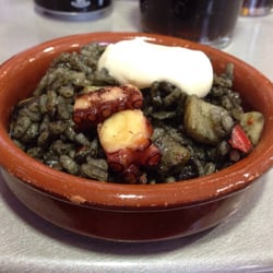 Arroz negro con alioli y pulpo