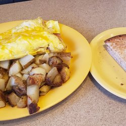 Lindas' Cafe - Ham and cheese omelette with American fries
