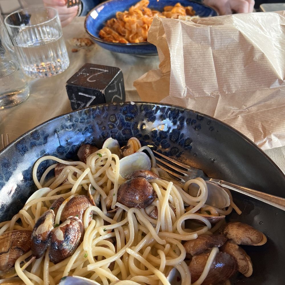 Cielo FCO - Spaghetti and clams. Fettuccine with beef ragu is in the background. - Pizza Near Me - Fiumicino, RM Cielo FCO - Spaghetti and clams. Fettuccine with beef ragu is in the background. - Pizza Near Me - Fiumicino, RM