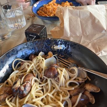 Cielo FCO - Spaghetti and clams. Fettuccine with beef ragu is in the background. - Pizza Near Me - Fiumicino, RM Cielo FCO - Spaghetti and clams. Fettuccine with beef ragu is in the background. - Pizza Near Me - Fiumicino, RM