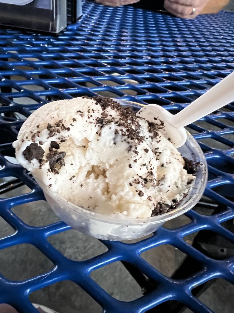Mr.Pudder’s Mini Golf & Ice Cream Logo