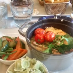 Le Café Victor Hugo - Supreme de dinde, vin jaune et ses champignons. Ravioles du dauphiné pochées et légumes (derrière, burger italien mozza buffala)