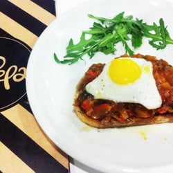 La Pepa - Tapa tosta de pisto con huevo de codorniz
