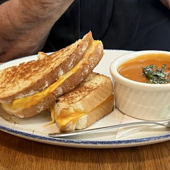 Tupelo Honey - Grilled cheese and tomato soup - American Near Me - Knoxville, Tennessee Tupelo Honey - Grilled cheese and tomato soup - American Near Me - Knoxville, Tennessee