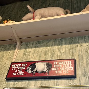 Phil's Dream Pit - Pig theme decor. - Barbeque Near Me - Kingsport, Tennessee
