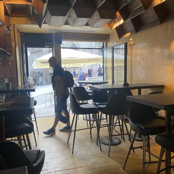 Prégar - Looking out from the back of the restaurant. - Burgers Near Me - Porto, 13