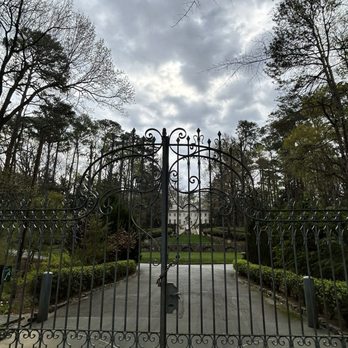 Swan House - North Gate w/Swan house - Museums Near Me - Atlanta, Georgia Swan House - North Gate w/Swan house - Museums Near Me - Atlanta, Georgia