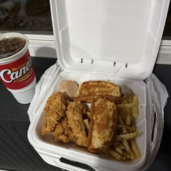 Raising Cane's Chicken Fingers - My meal missing a sauce and the wrong drink - Fast Food Near Me - Provo, Utah