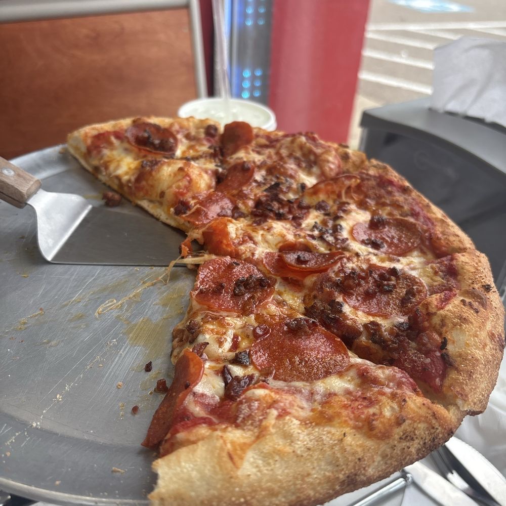 "12 pizza with pepperoni,bacon & garlic on the crust also light sauce "12 pizza with pepperoni,bacon & garlic on the crust also light sauce