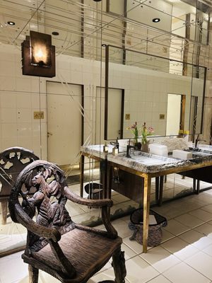 L’Avenue at Saks by null
