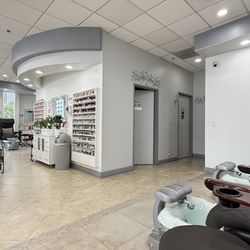 V's Nails Spa - Inside