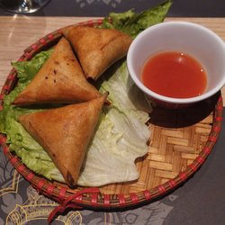 Le Pavillon Thaï - Beef curry samosas - €8.50