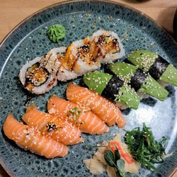 Sushi-Ya - Mellan sushi lax & avocado + rullar Mums