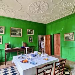George Washington's Mount Vernon - A beautiful vertigree painted room, dined by the Washington family