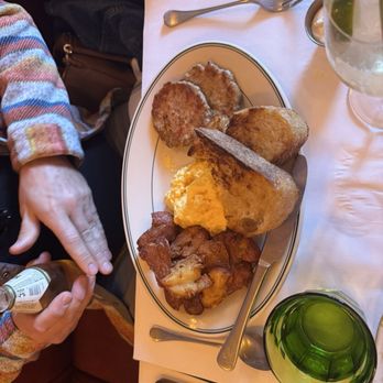 M Peppers - PLAT de PETIT DÉJEUNER Scrambled 3D Valley Farm eggs, toasted sourdough, with crispy potatoes - French Near Me - Louisville, Kentucky