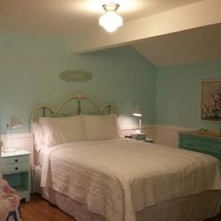 The Dovetail room -Upstairs room. Queen bed, private bathroom and entrance. Has access to the coffee bar, mini fridge and microwave.