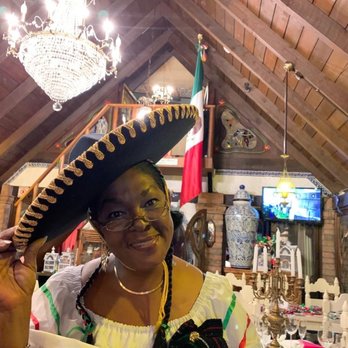 Los Azulejos - Great singer, she made the night a great experience. - Mexican Near Me - León, GUA