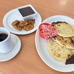 El Calero Restaurant - Pupusas, frijoles Fritos con plátano maduro y café