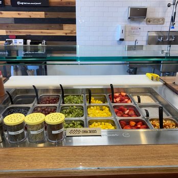 everbowl - Fruit toppings: strawberries, cinnamon apples, bananas, pineapples, kiwis, grapes and blueberries. Chia pudding and overnight oats! - Acai Bowls Near Me - San Marcos, California