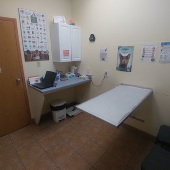 Rosslyn Veterinary Clinic - Exam Room - Veterinarians Near Me - Edmonton, Alberta Rosslyn Veterinary Clinic - Exam Room - Veterinarians Near Me - Edmonton, Alberta