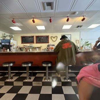 Hallie's Diner - American Near Me - Petaluma, California