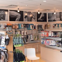 Paris everyBODY  - We carry a range of braces, off-the-shelf insoles, posture supports, compression socks and rehab products.