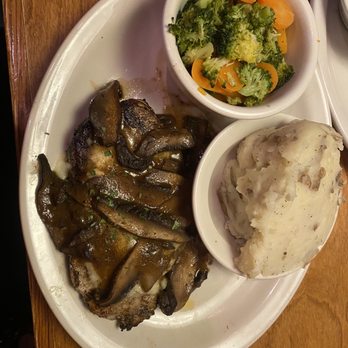 Texas Roadhouse - Mushroom Jack Chicken Sandwich with Mashed Potatoes and Steamed Vegetables - Steakhouses Near Me - Gainesville, Florida Texas Roadhouse - Mushroom Jack Chicken Sandwich with Mashed Potatoes and Steamed Vegetables - Steakhouses Near Me - Gainesville, Florida