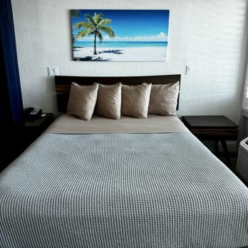 Georgian Inn Beach Club - Queen size bed - Resorts Near Me - Ormond Beach, Florida Georgian Inn Beach Club - Queen size bed - Resorts Near Me - Ormond Beach, Florida