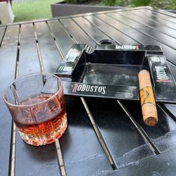 Robusto's Cigar Bar & Bistro - Beautiful day at the park with music