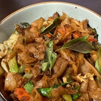 Kin Khao - Drunken noodles with beef - Thai Near Me - Monrovia, California
