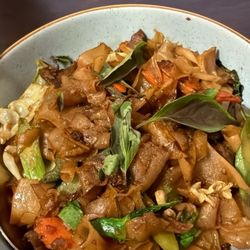Kin Khao - Drunken noodles with beef