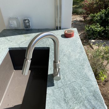 Dean Russell Custom Homes - Shade lined up with faucet instead of behind faucet, now cannot lower - General Contractors Near Me - Jacksonville Beach, Florida