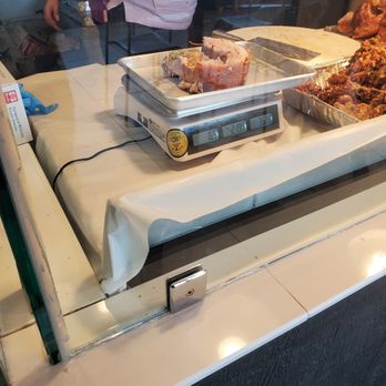 Bai Cebu Lechon - Weighing the lechon - Filipino Near Me - Hayward, California Bai Cebu Lechon - Weighing the lechon - Filipino Near Me - Hayward, California