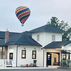 Lenhardt’s Whiskey Hill Store - WE LOVE PORTLAND ROSE BALLOONS! YOU CAN STAY IN OUR MT. VIEW ROOM AND BE JUST 8 MINUTES FROM THEIR LAUNCHING SITE IN AURORA OR 5 FROM TULIP