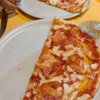 Il Colibrì - Spicy salami pizza - Italian Near Me - Roma, 62 Il Colibrì - Spicy salami pizza - Italian Near Me - Roma, 62