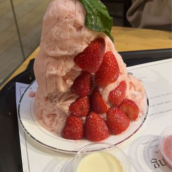 Oakobing - Strawberry Shaved Ice with Regular Condensed Milk and Strawberry Condensed Milk - Shaved Ice Near Me - Los Angeles, California Oakobing - Strawberry Shaved Ice with Regular Condensed Milk and Strawberry Condensed Milk - Shaved Ice Near Me - Los Angeles, California