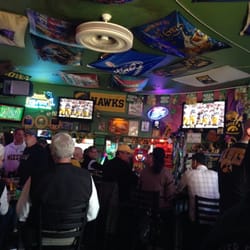 Luckys Bar And Grill - Televisions everywhere !