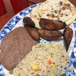 Pupuseria El Chalet - Combo 1