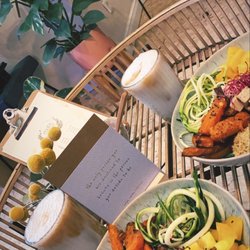 Roots. Pflanzencafé - Tagesangebot einer Bowl mit einem Kokos- Latte macchiato