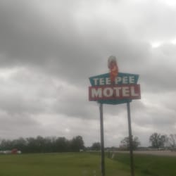 Tee Pee RV Park - Sign you see from the road