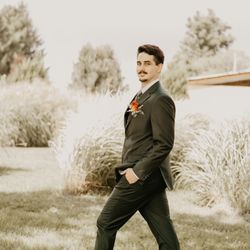Suits U MensWear and Tailors - Side view with some movement.