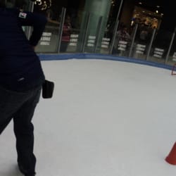 Pista de Hielo Gran Sur - Un tiro a gol en la pista de Gran Sur