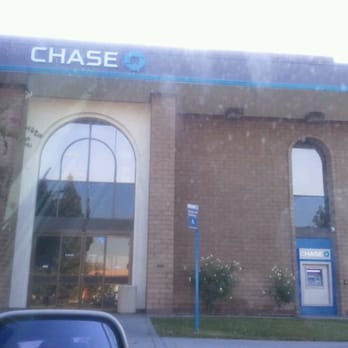 Chase Bank - Outside - Banks & Credit Unions Near Me - Lakewood, California