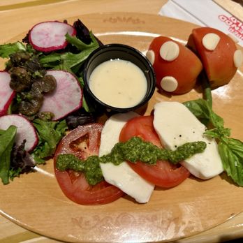 Toadstool Cafe - Piranha salad - Cafes Near Me - Universal City, California