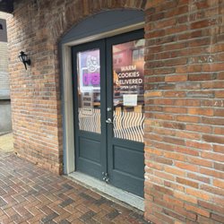 Insomnia Cookies - Outside