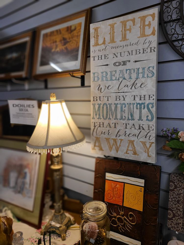 TRINKETS & TOGS Updated September 2024 114 10th St SW, Waverly