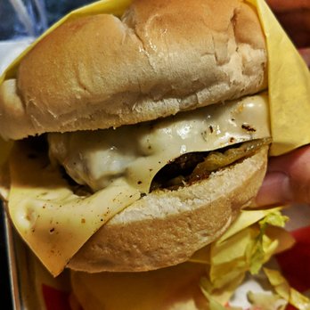 Spinns Burger & Beer - Green Chili Cheeseburger with Pepper Jack cheese - American Near Me - Albuquerque, New Mexico