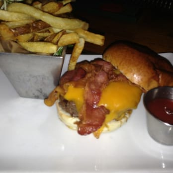 Smithfield Hall - The classic Bacon Cheeseburger - Pubs Near Me - New York, New York
