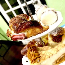 Sweet and savory Ham and cheese croissant! Crisp sugary edges thanks to the almíbar melt.